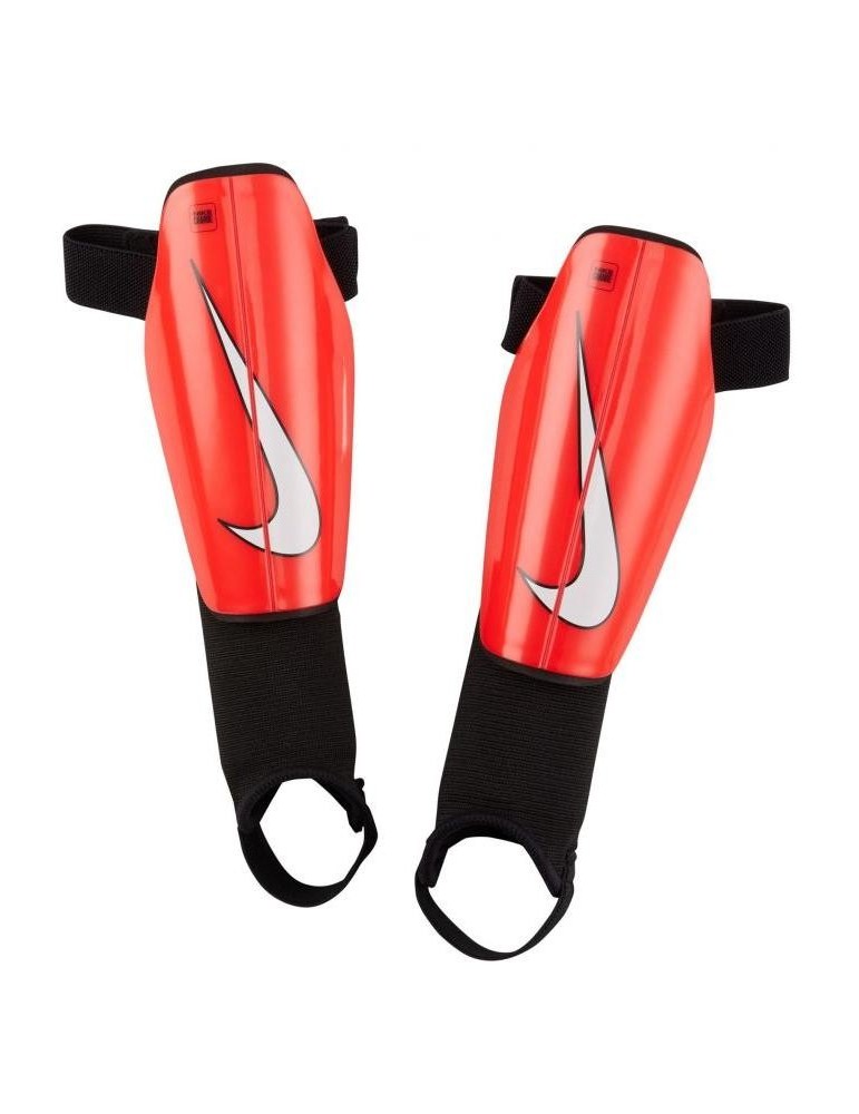 Fotbalové chrániče Nike Charge (červená)